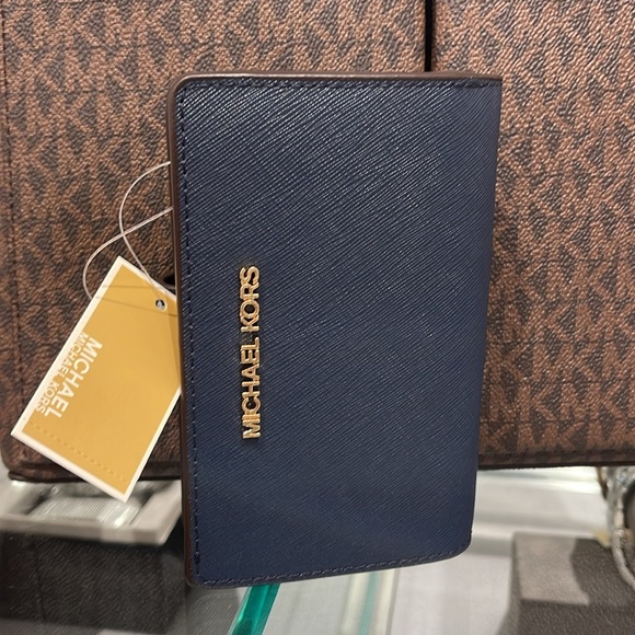 MICHAEL KORS
Medium Crossgrain Leather Wallet
Navy 
NWT - Picture 9 of 16